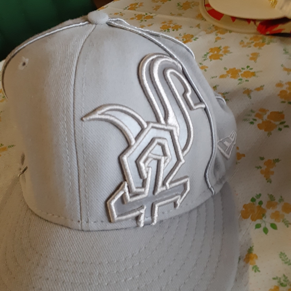 59FIFTY WHITE SOX CAP- NEW. 7 1/8